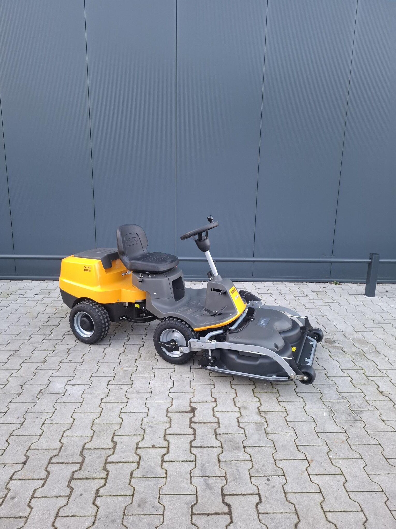 Jong gebruikte Stiga Park 300 frontmaaier 95 cm quickflip